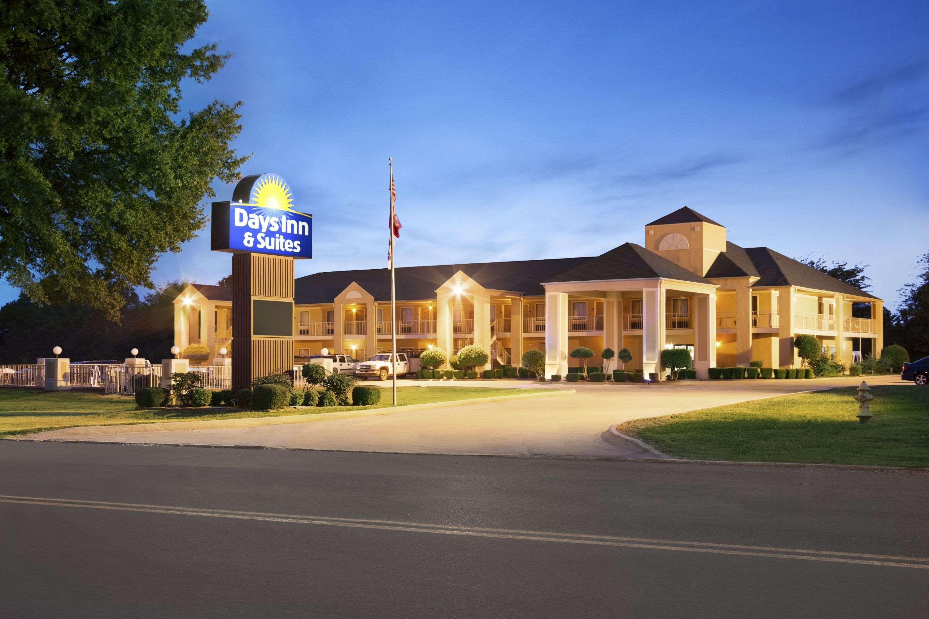Days Inn & Suites By Wyndham Stuttgart Exterior foto